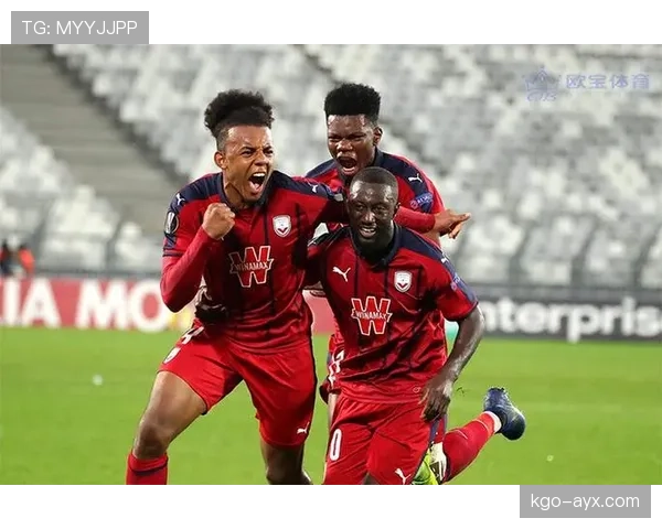 夸尔塔中卫风格引领现代防线革新,重塑足球防守新标杆 夸尔塔中卫风格引领现代防线革新,重塑足球防守新标杆